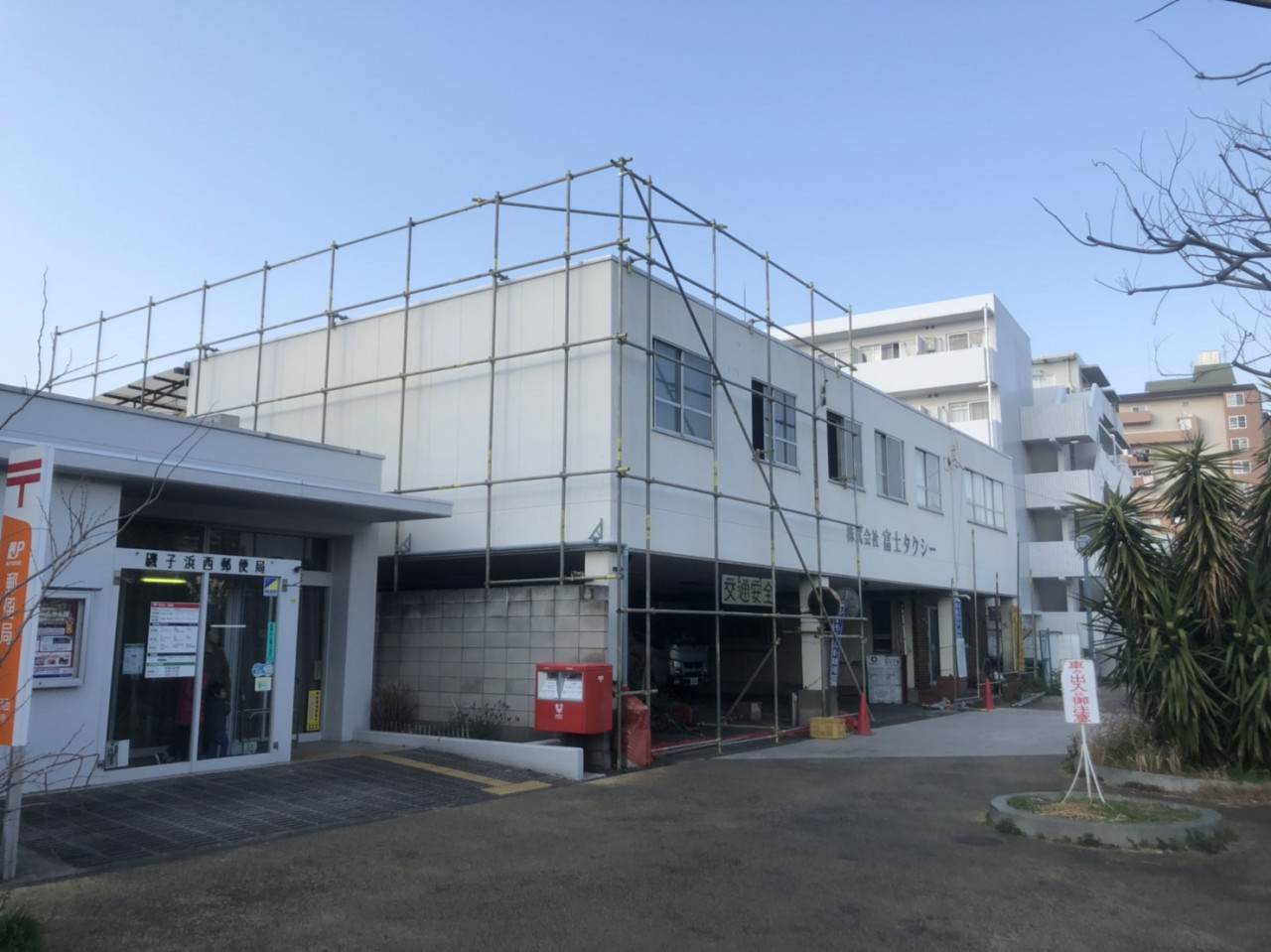 取り壊し中の建物