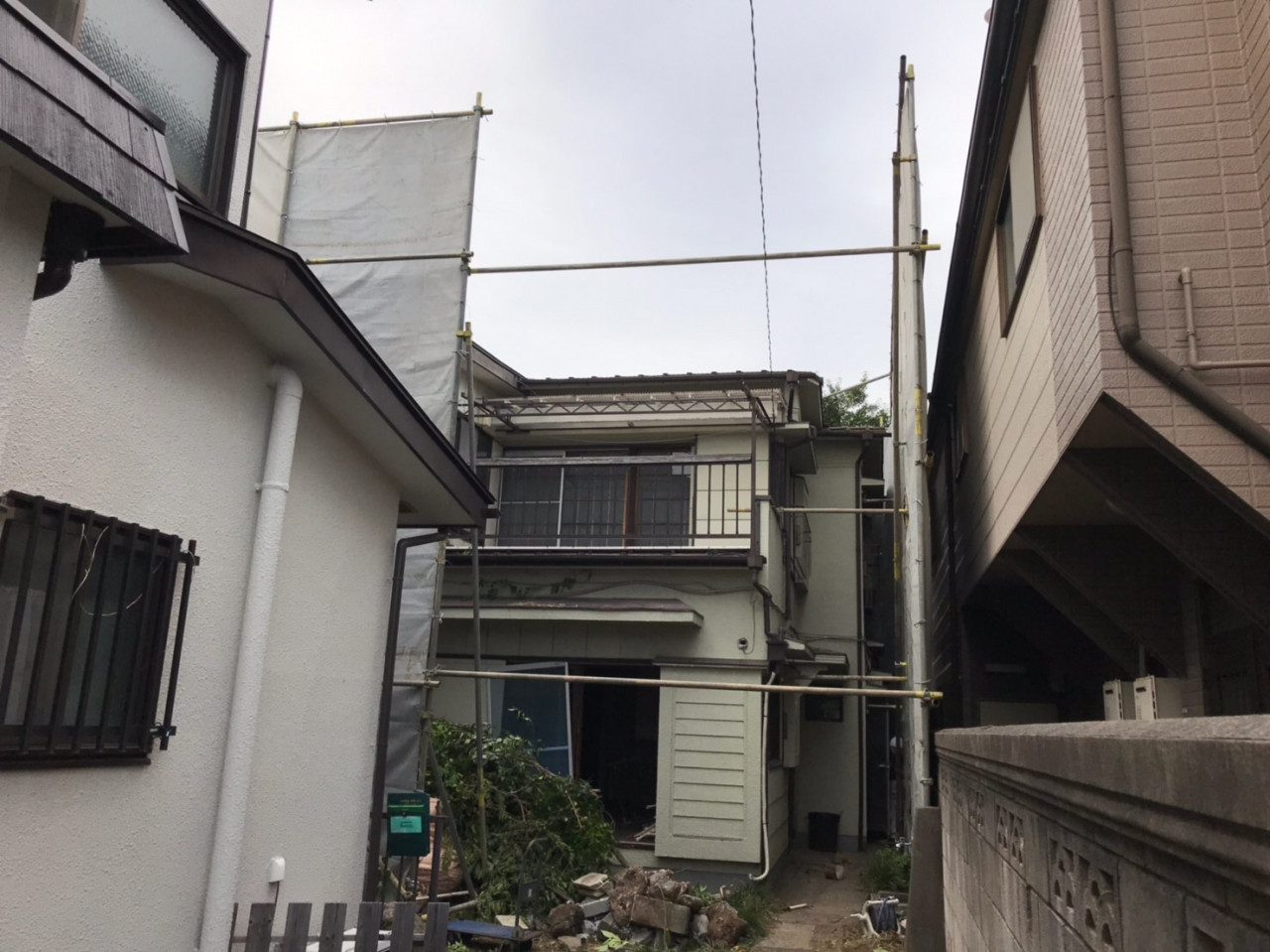 新宿区の解体工事現場で解体養生足場仮設工事を行いました。