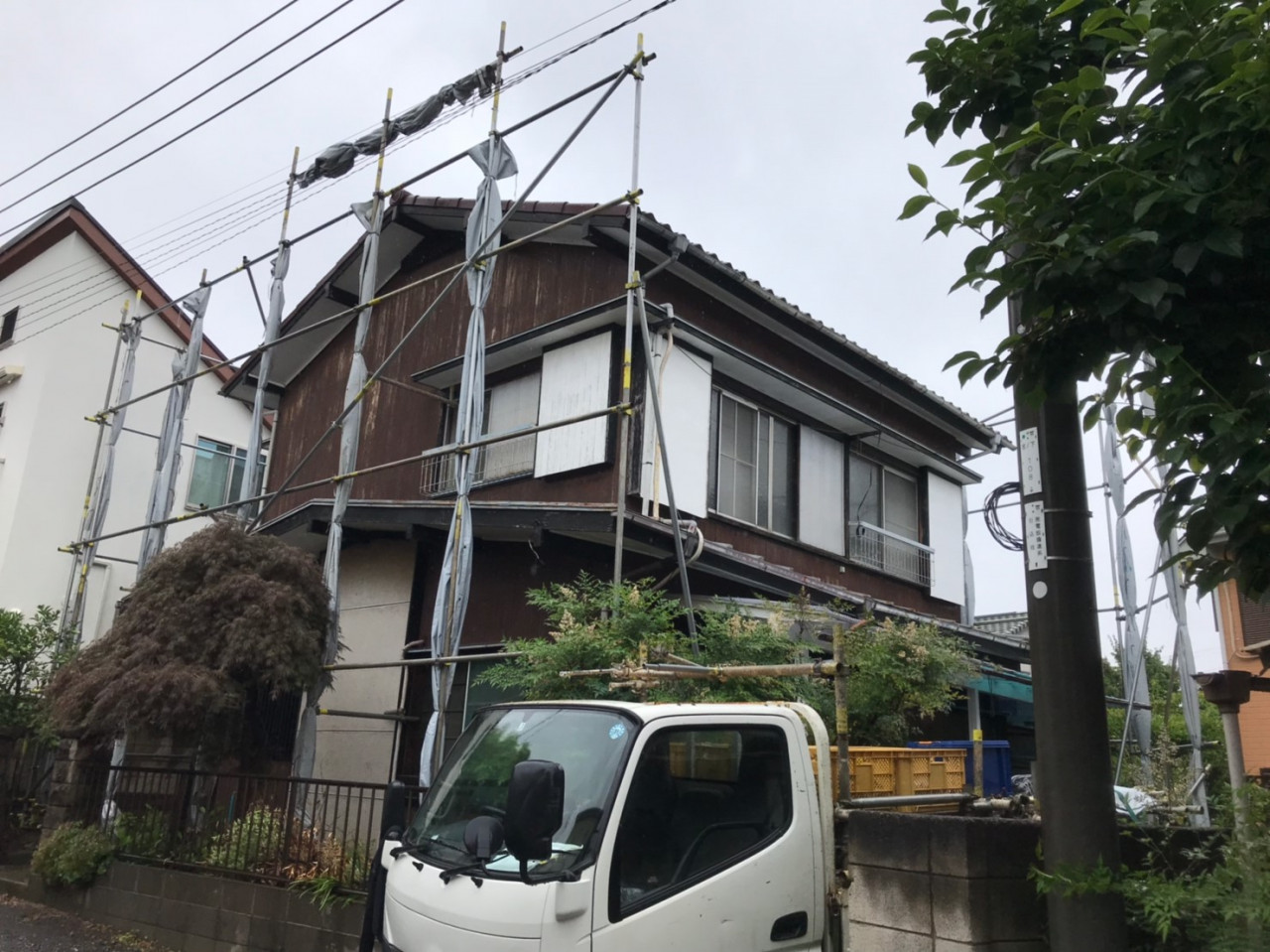 横浜市の解体工事現場で解体養生足場仮設工事を行いました。