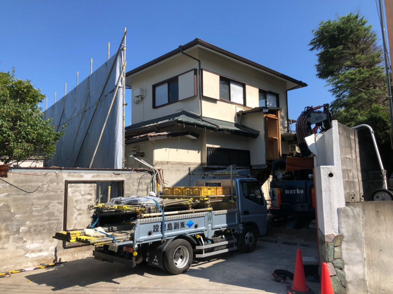 逗子市の解体工事現場で解体養生足場仮設工事を行いました。