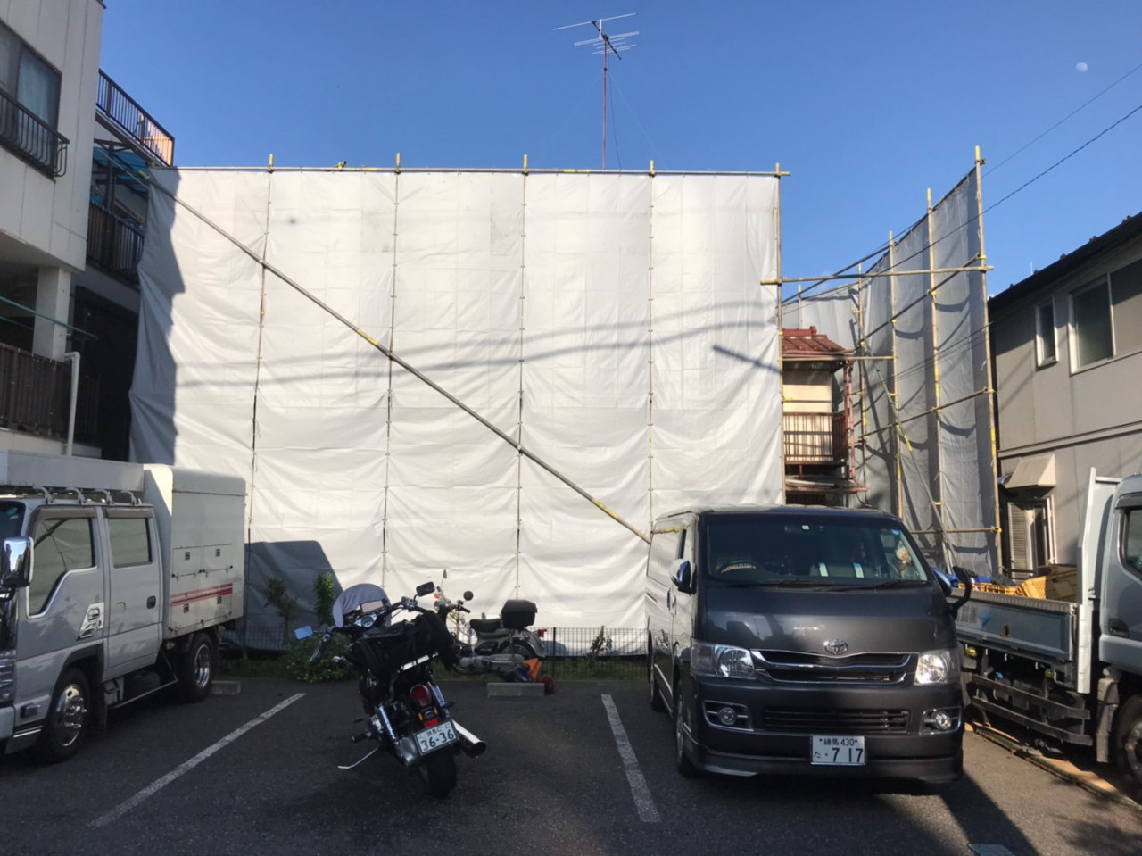 中野区の解体工事現場で解体養生足場仮設工事を行いました。