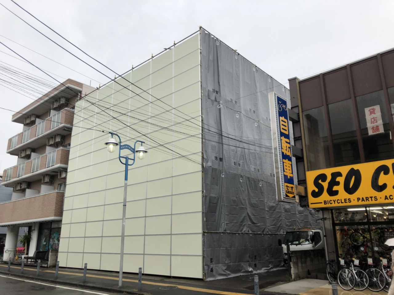 藤沢市の解体工事現場で解体養生足場仮設工事を行いました。