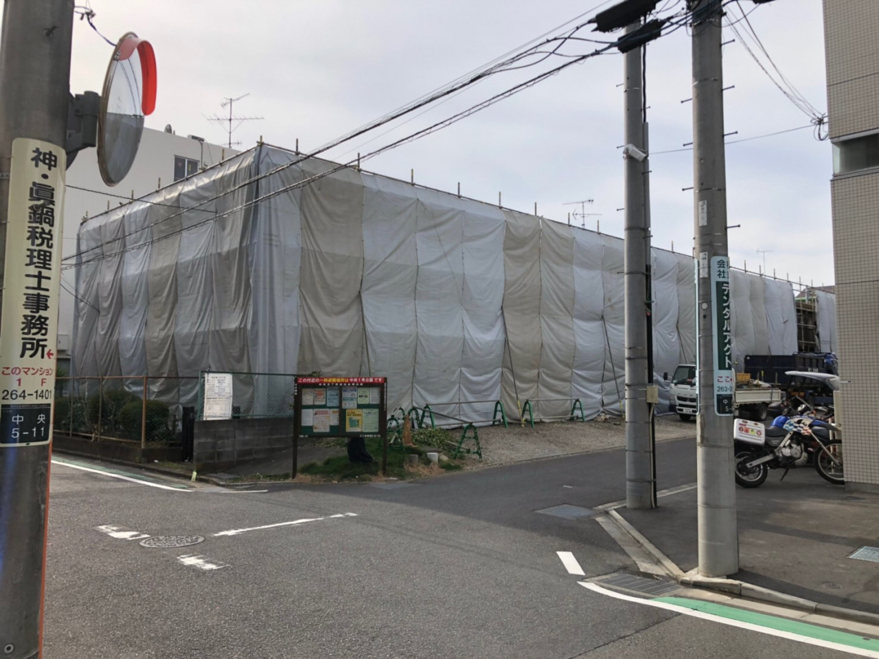 大和市の解体工事現場で解体養生足場仮設工事を行いました。