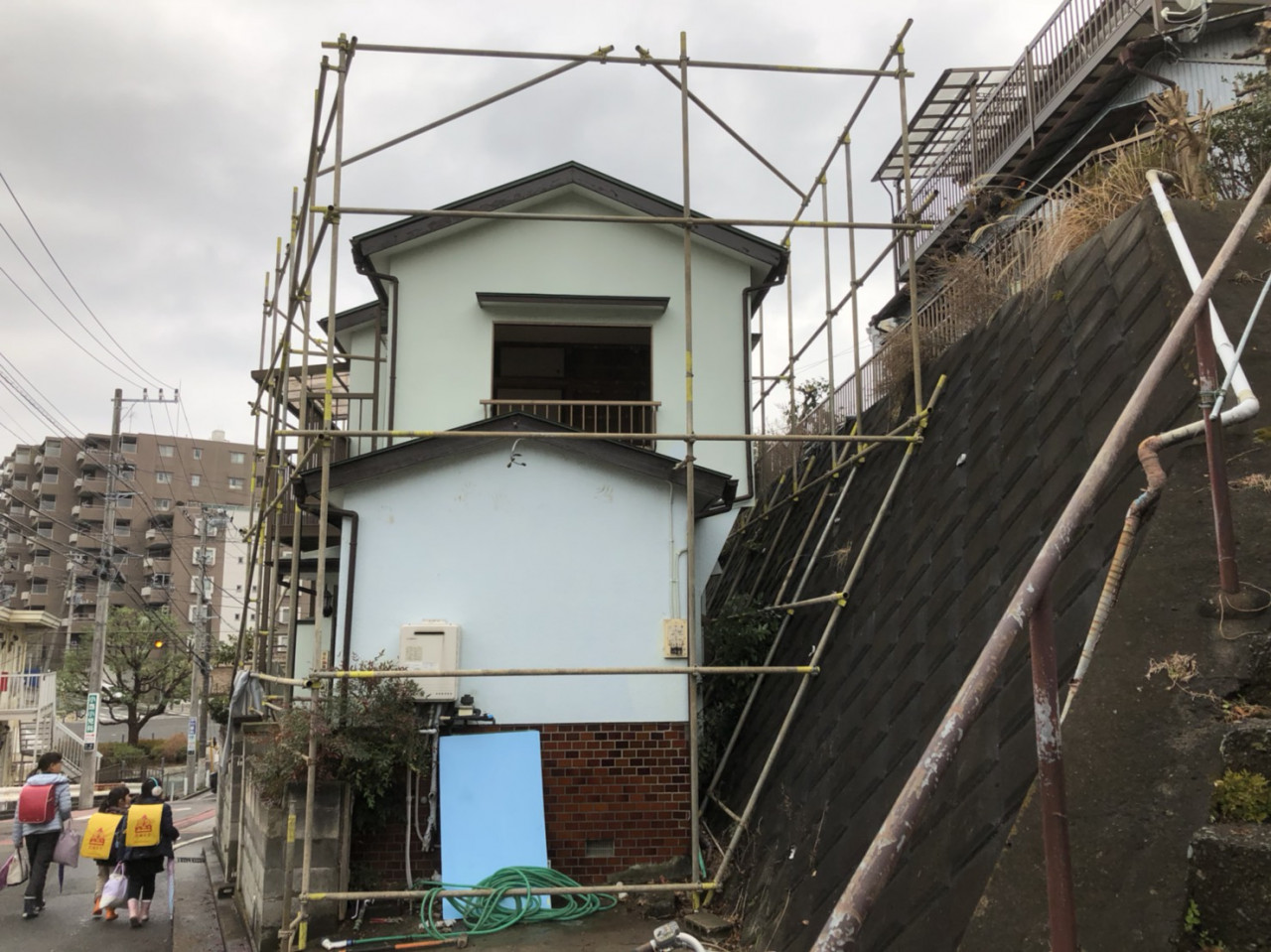 足場を組んだ工事現場