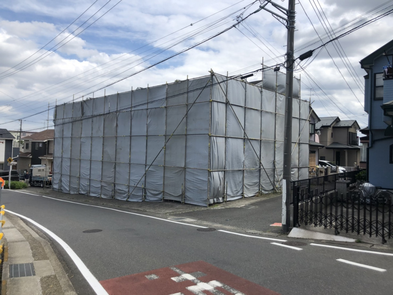 大和市の解体工事現場で解体養生足場仮設工事を行いました。