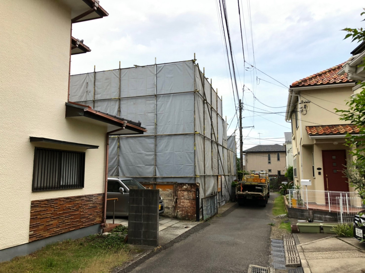 藤沢市の解体工事現場で解体養生足場仮設工事を行いました。