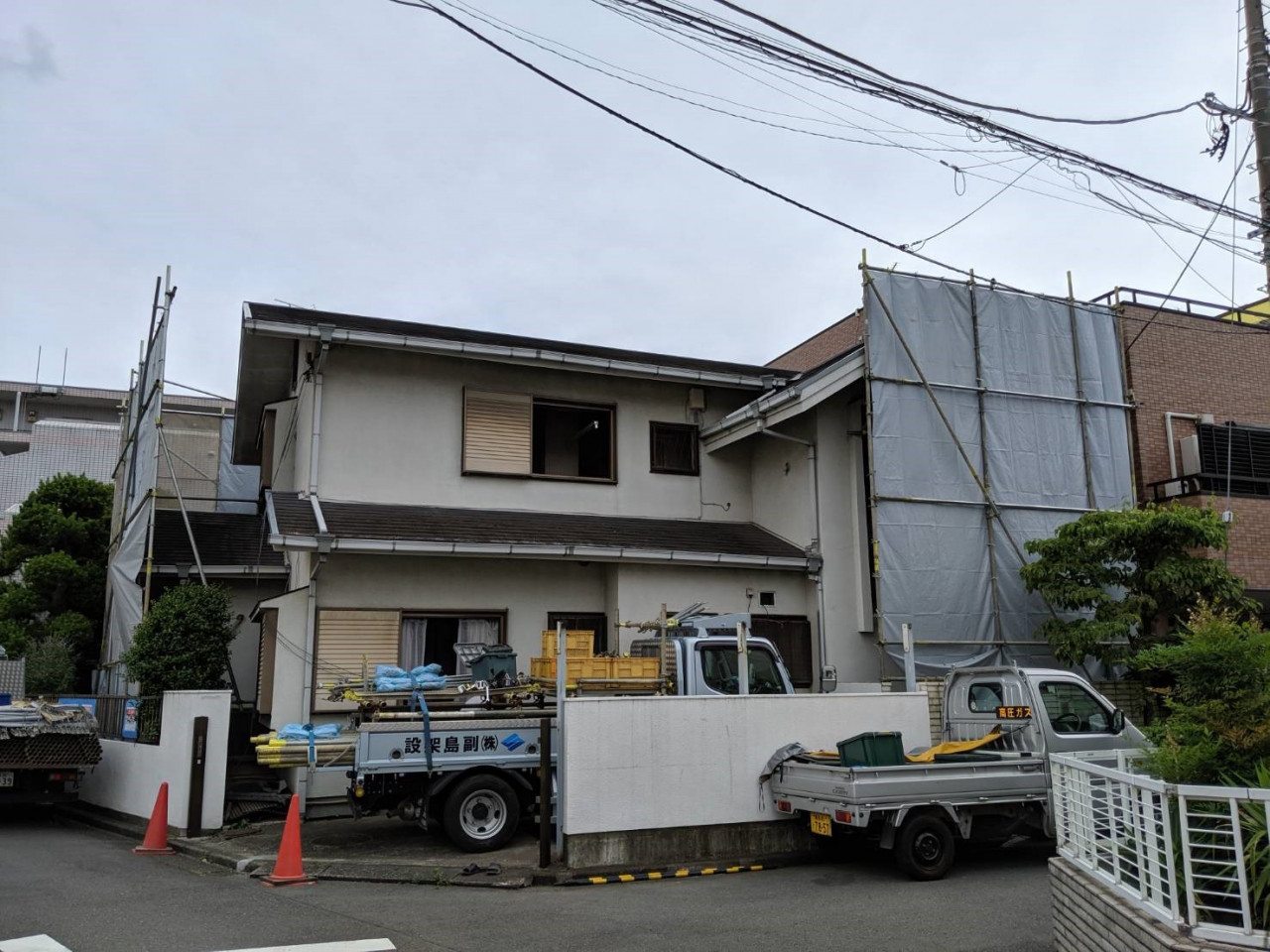 横浜市の解体工事現場で解体養生足場仮設工事を行いました。