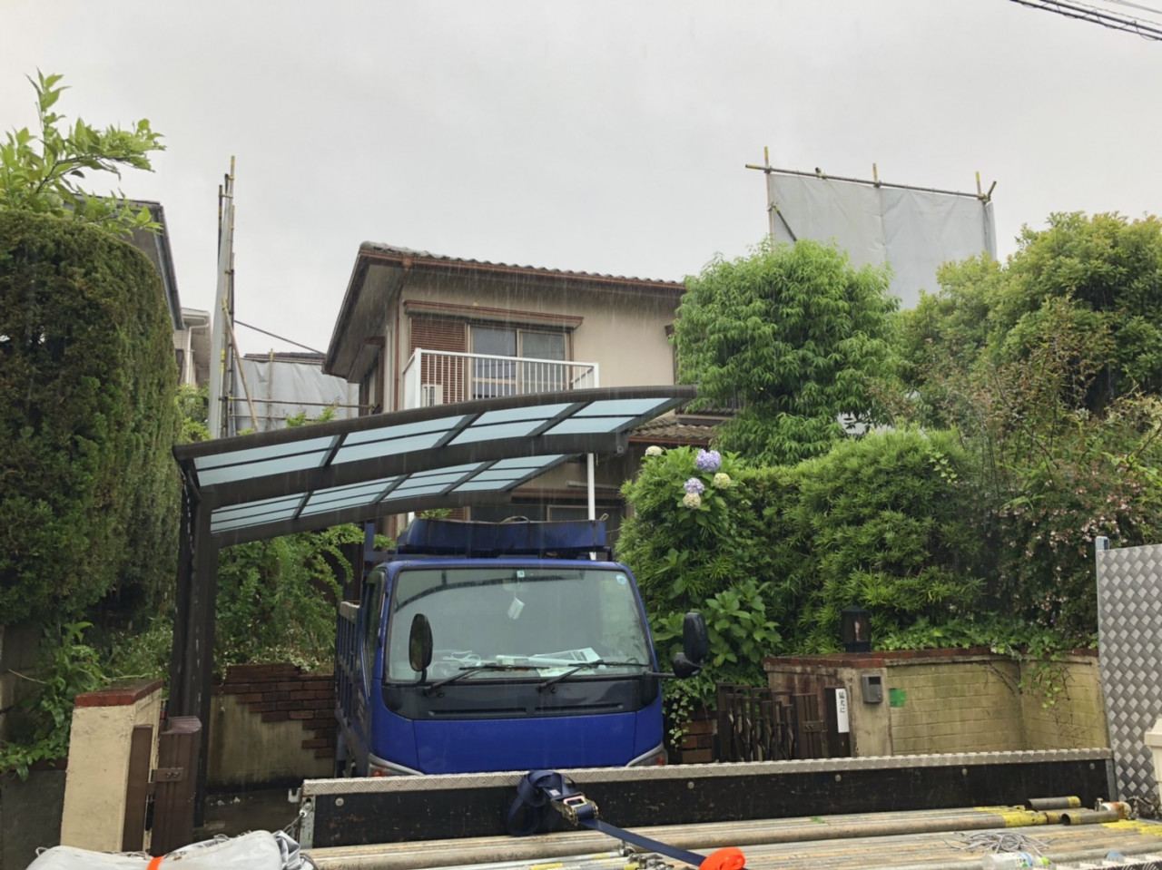 横浜市の解体工事現場で解体養生足場仮設工事を行いました。